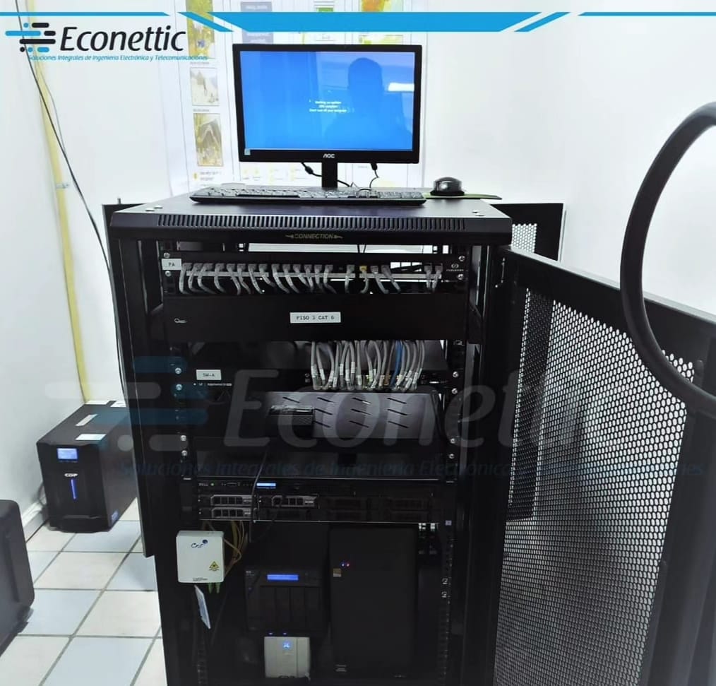 Mantenimiento y organización de racks de comunicaciones realizado por Econettic en empresas del norte del Ecuador